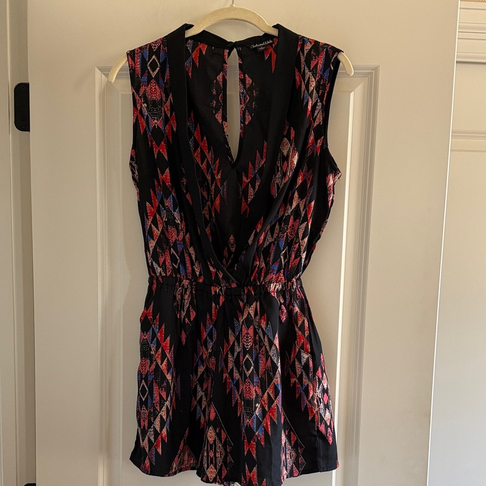 Fashion Web Black Geometric Patterned Sleeveless Romper, Sz L.